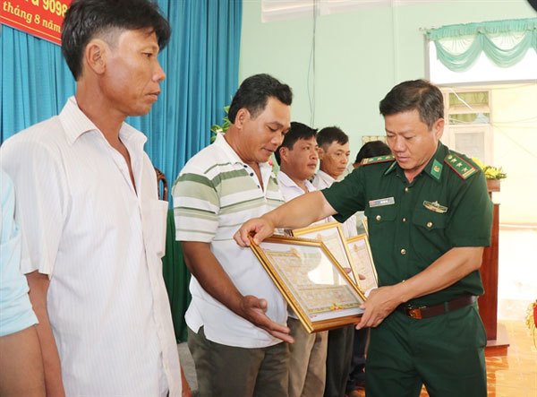 Nine Vietnamese seamen awarded for saving 22 Filipino fishermen