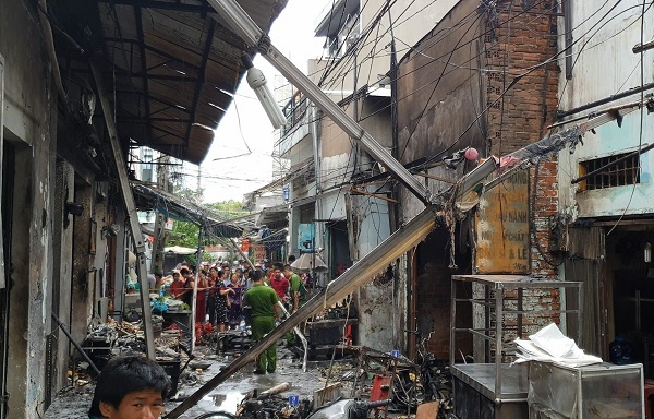 Cả trăm bình gas phát nổ, dãy ki ốt cháy thành tro ở Sài Gòn