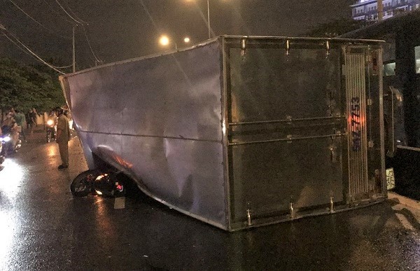 Xe tải lật đè xe máy trên quốc lộ, thanh niên thoát chết hy hữu