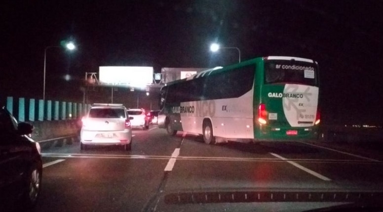 Bắn chết kẻ cướp, bắt cóc cả xe buýt tại Brazil