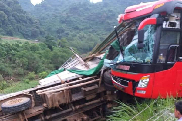 Xe khách tông xe tải xuống vực, 2 người chết ở Hòa Bình
