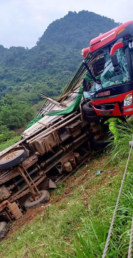 Xe khách tông xe tải xuống vực, 2 người chết ở Hòa Bình