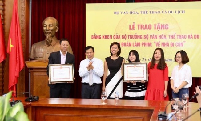 Niềm vui bất ngờ đến cùng lúc với 13 thành viên đoàn phim 'Về nhà đi con'