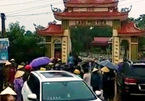 Hơn 20 thanh niên xăm trổ hùng hổ đập phá cổng làng ở Thanh Hóa