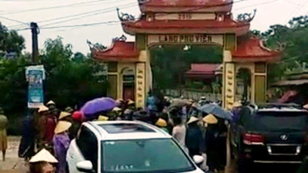 Hơn 20 thanh niên xăm trổ hùng hổ đập phá cổng làng ở Thanh Hóa