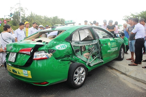 Xe tải tông taxi bẹp dúm, 1 du khách tử vong ở Quảng Nam