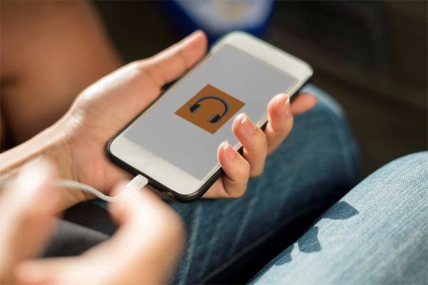 Nghịch điện thoại đang sạc, bé 13 tuổi bị điện giật tử vong