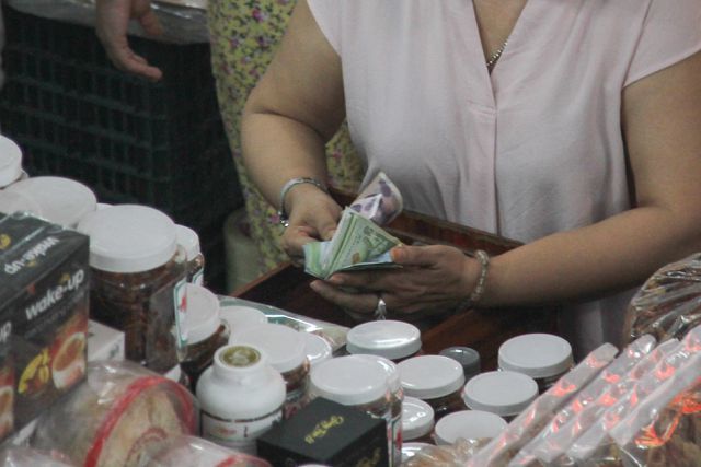 Đà Nẵng: Công khai mua bán hàng hóa bằng ngoại tệ