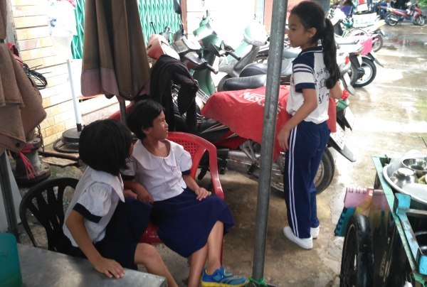 Những trưa dài vất vưởng của 3 chị em tiểu học Sài Gòn
