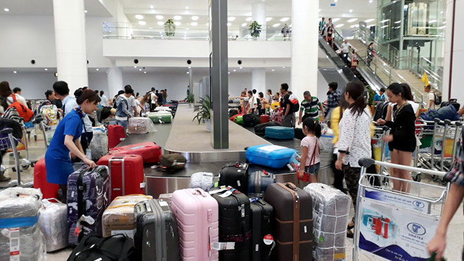 Ngã ngửa mở vali khách Việt đi Tây, món đồ lộ ra là dính tù