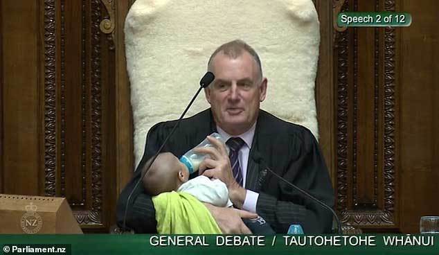 Nam nghị sĩ New Zealand vừa cho bé bú sữa vừa chủ trì họp