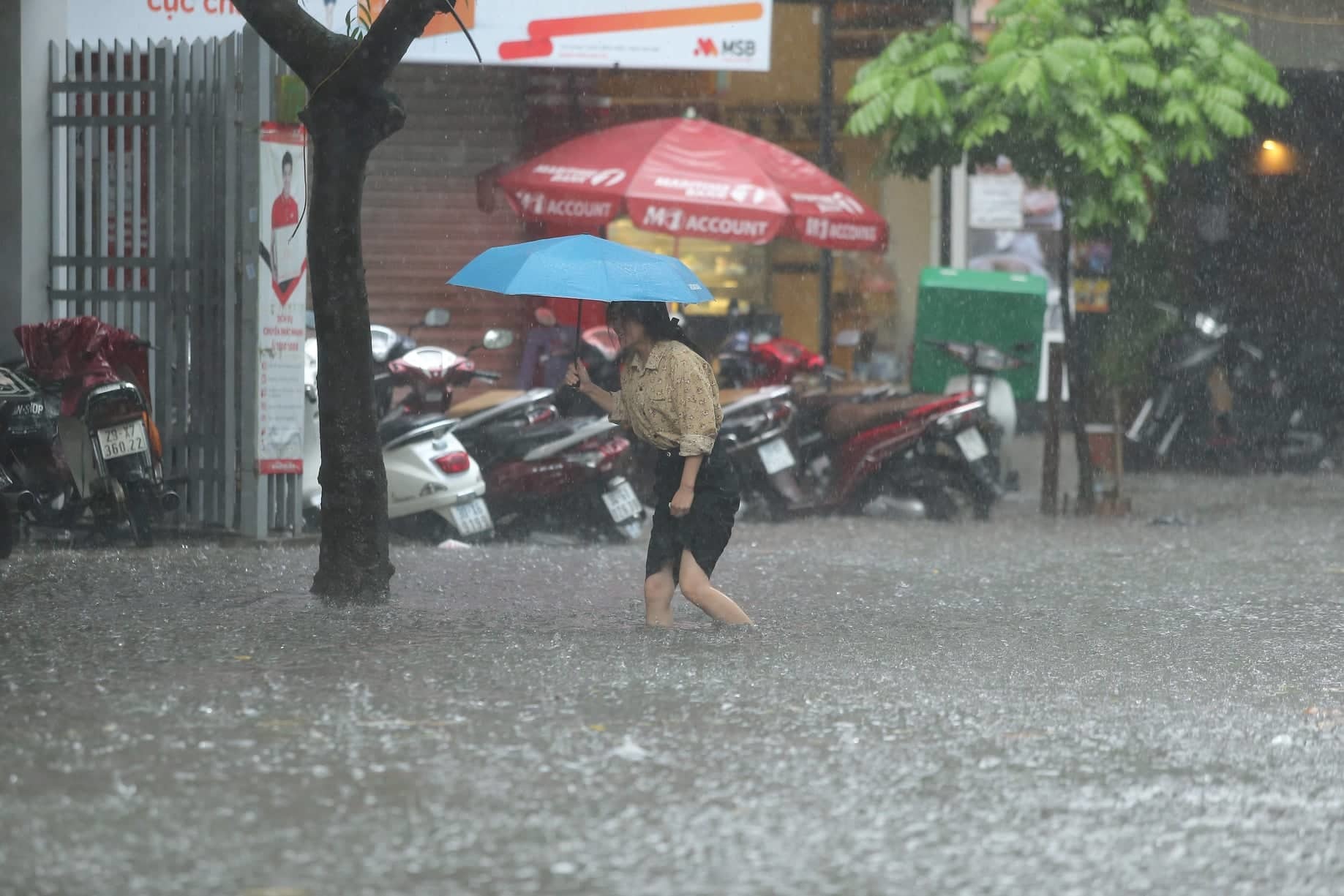 Hà Nội mưa lớn, nhiều tuyến phố ngập nửa mét