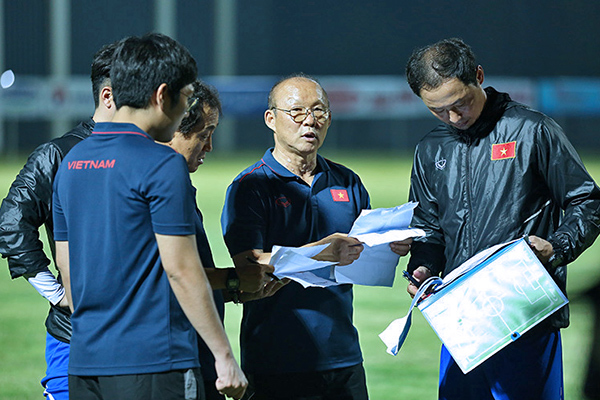 Danh sách tuyển Việt Nam đấu Thái Lan: Thầy Park 'om' đến giờ chót