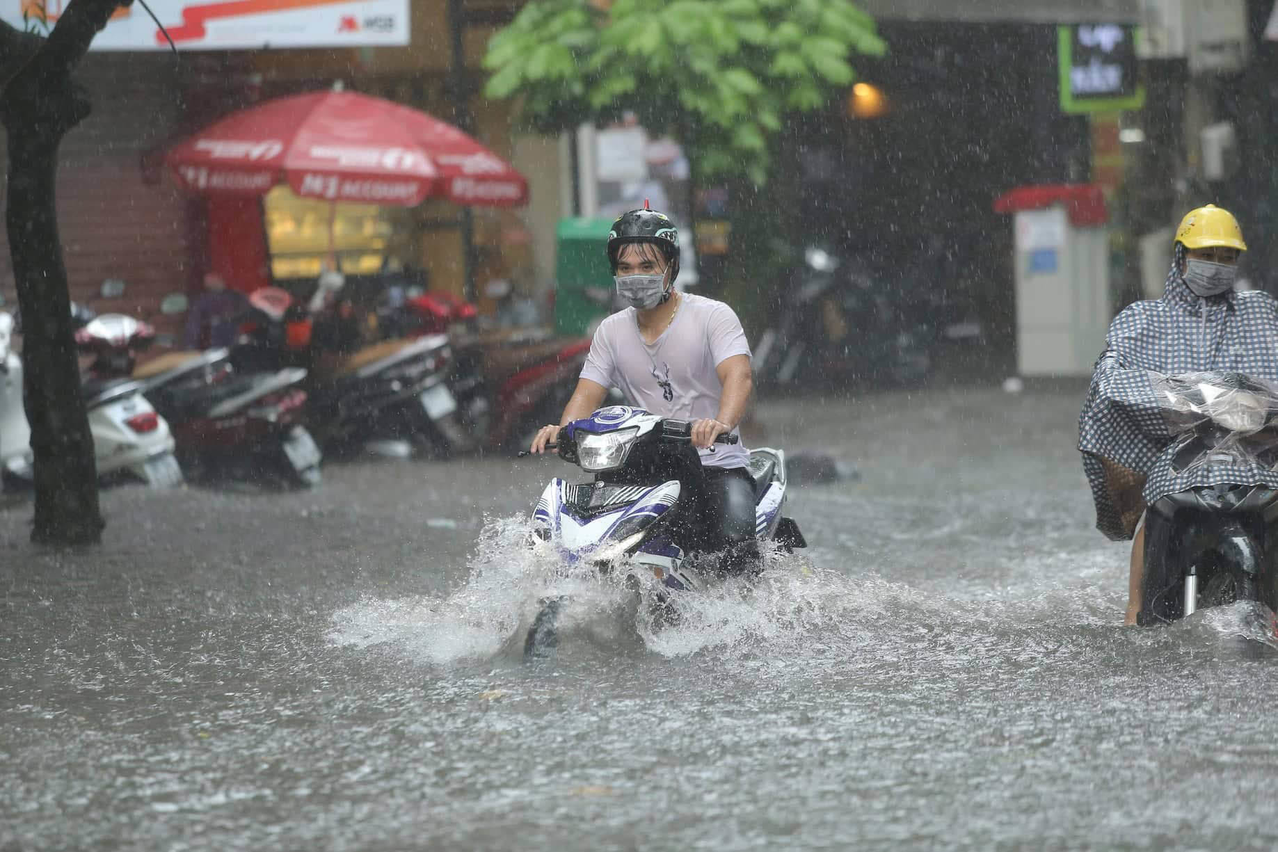 Hà Nội mưa lớn, nhiều tuyến phố ngập nửa mét