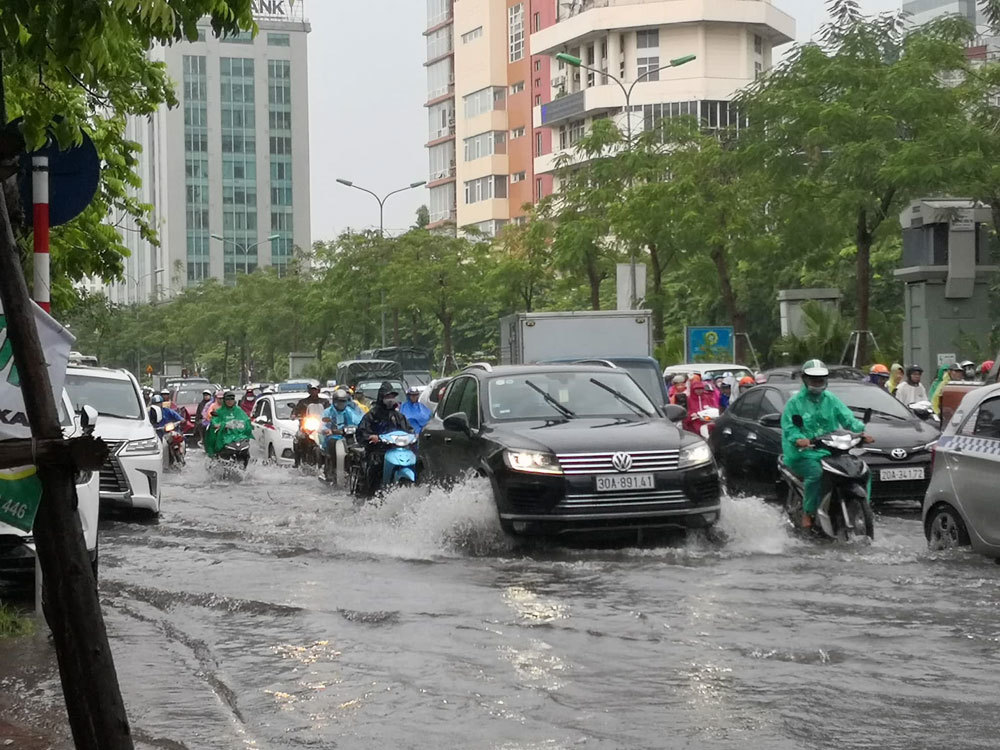 Hà Nội mưa lớn, nhiều tuyến phố ngập nửa mét