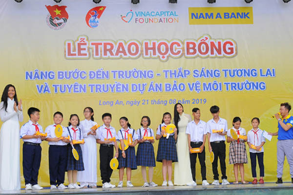 Nam A Bank khuyến khích bảo vệ môi trường và trao học bổng cho HS Long An