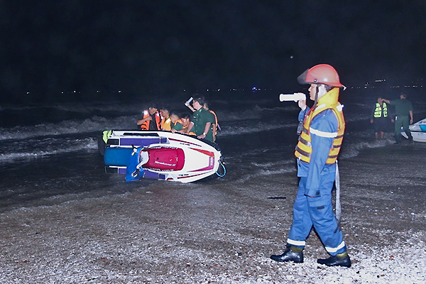 4 nam sinh bị sóng nhấn chìm ở Mũi Né, hàng chục người chạy dọc biển tìm kiếm