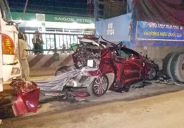 Tông dồn toa, xe con chở cả nhà lọt gầm xe tải trên đường Sài Gòn