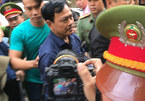 Ông Nguyễn Hữu Linh đến tòa trong 'hàng rào' bảo vệ dày đặc