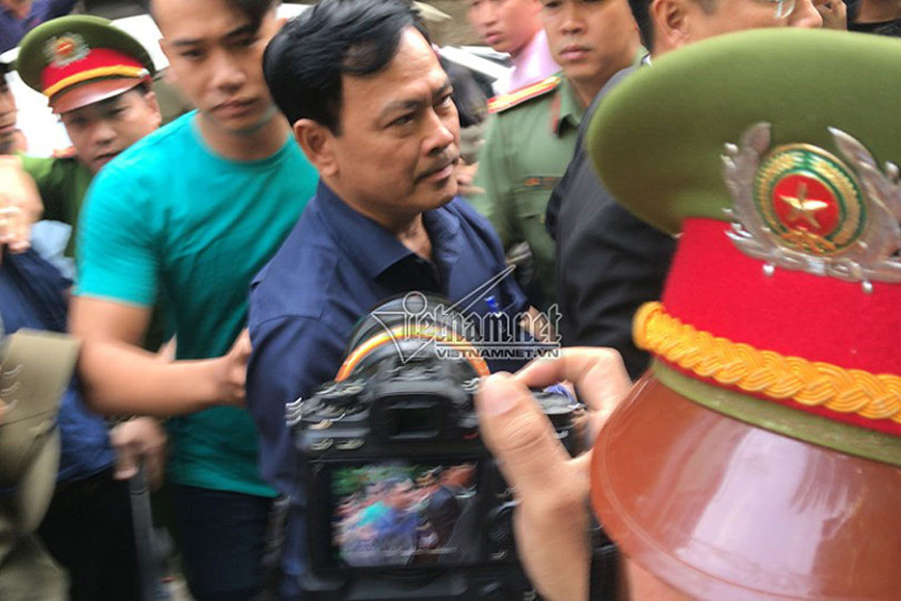Ông Nguyễn Hữu Linh đến tòa trong 'hàng rào' bảo vệ dày đặc