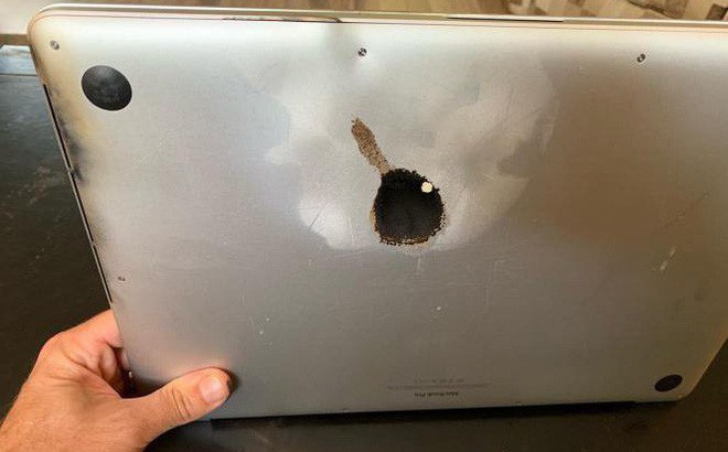 Cấm mang Macbook Pro lên máy bay: 'Ác mộng cho người phải đi công tác'