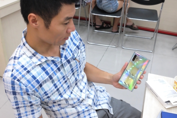 Galaxy Note 10 đã bán tại VN, xếp hàng giữa đêm chờ nhận máy