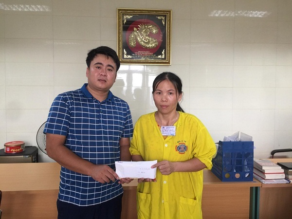 Trao hơn 57 triệu đồng đến gia đình có 2 con bị ung thư