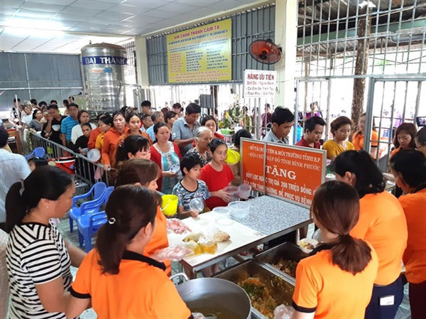 Club gives free meals to poor patients