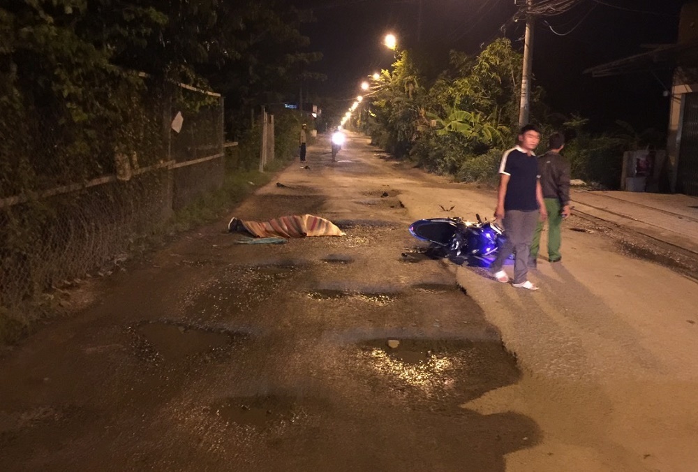 Chạy xe máy vấp ổ gà giữa đường Sài Gòn, thanh niên thiệt mạng