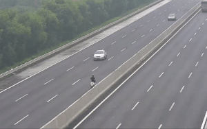 Video thanh niên chạy xe máy ngược chiều 10km trên cao tốc Hà Nội - Hải Phòng