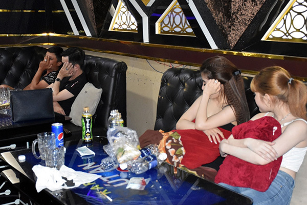 Nam thanh nữ tú phê ma túy trong phòng VIP quán karaoke ở miền Tây