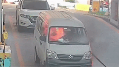 Ôtô bùng cháy khi đổ xăng, tài xế thoát chết trong gang tắc