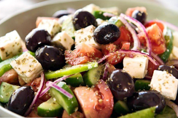 Tự làm salad kiểu Hy Lạp đẹp và lạ cho buổi tụ tập cuối tuần