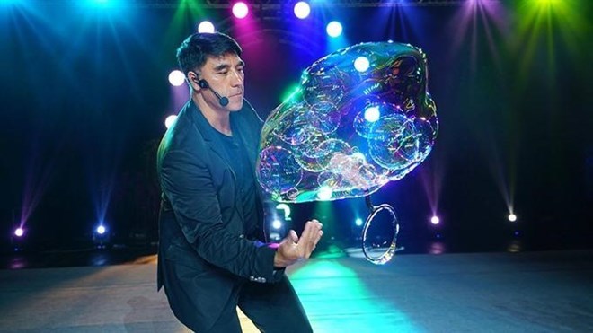 World famous bubble artist Fan Yang opens $3mil. performance center in Hanoi