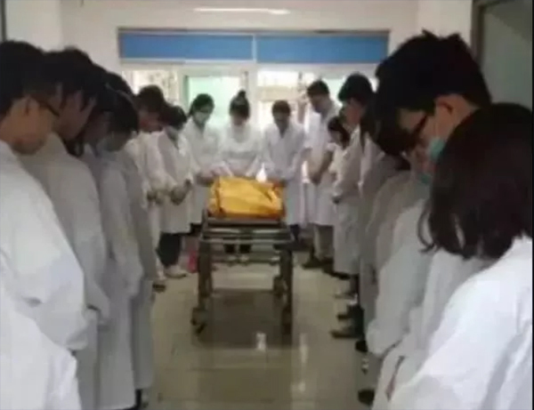 Nữ y tá 25 tuổi chết vì ung thư, hành động cuối khiến mọi người phải cúi đầu