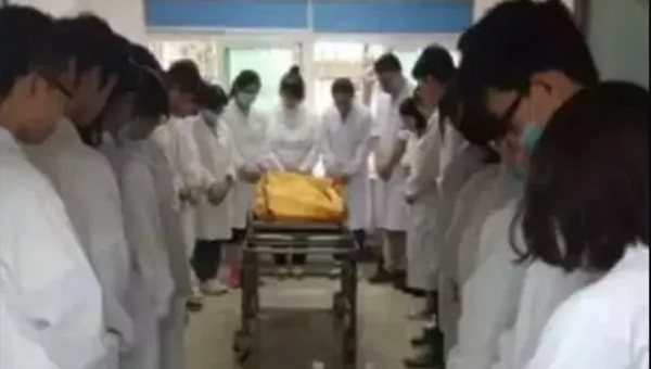 Nữ y tá 25 tuổi chết vì ung thư, hành động cuối khiến mọi người phải cúi đầu