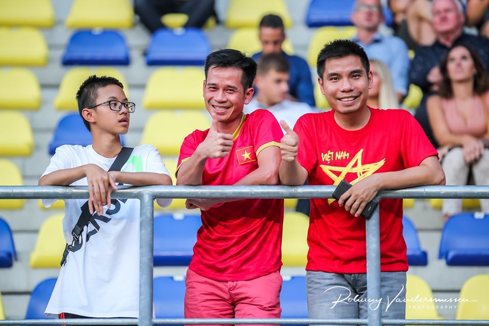 CĐV Việt Nam tới sân cổ vũ, Công Phượng 