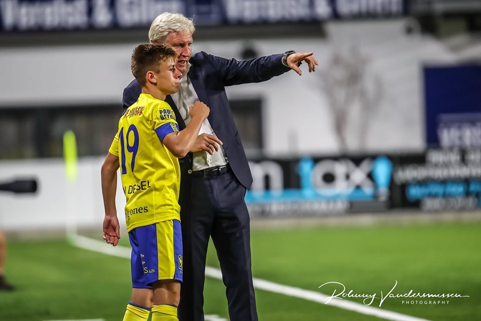 CĐV Việt Nam tới sân cổ vũ, Công Phượng 'mất tích' ở Sint Truidense