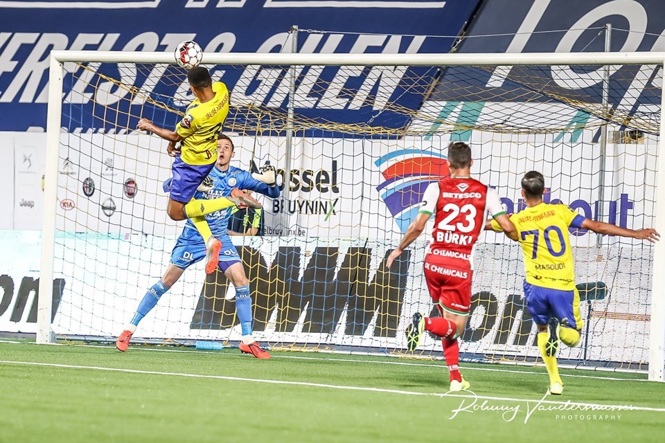 CĐV Việt Nam tới sân cổ vũ, Công Phượng 'mất tích' ở Sint Truidense