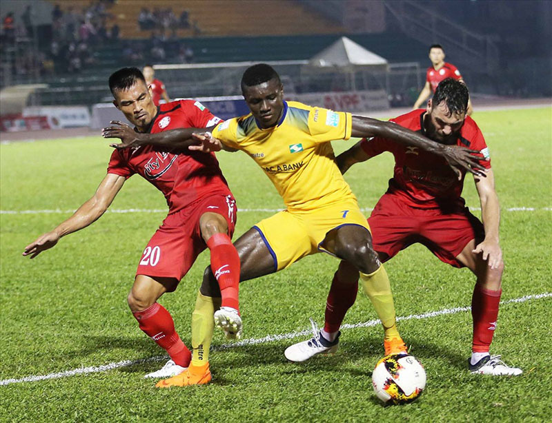 Đả bại SLNA, TPHCM phả hơi nóng vào gáy Hà Nội