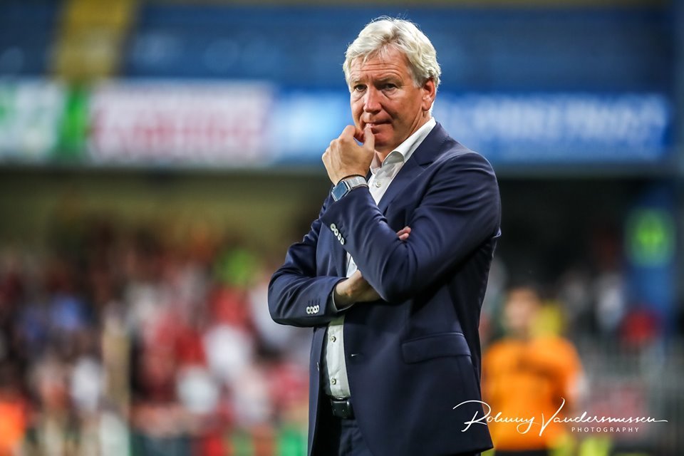 CĐV Việt Nam tới sân cổ vũ, Công Phượng 'mất tích' ở Sint Truidense