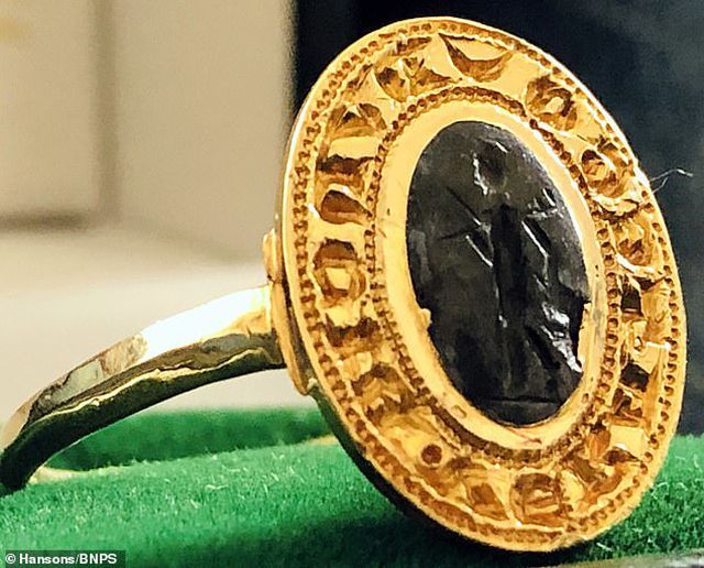 Chiếc nhẫn cổ bỏ quên 30 năm, bất ngờ định giá hơn 280 triệu