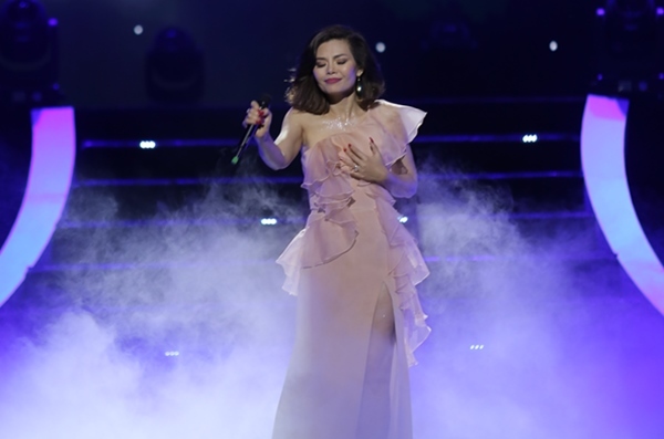 Ngọc Anh vừa hát vừa rớm lệ trong liveshow ‘Mùa thu giấu em’