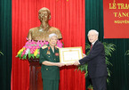 Trao huy hiệu 70 năm tuổi Đảng tặng nguyên Tổng bí thư Lê Khả Phiêu