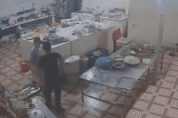 Camera ghi cảnh cô gái phụ bếp bị tạt ca axit vào mặt khi đang làm việc