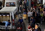Nữ 'cò mồi' xe khách nhổ bọt vào mặt an ninh sân bay Nội Bài