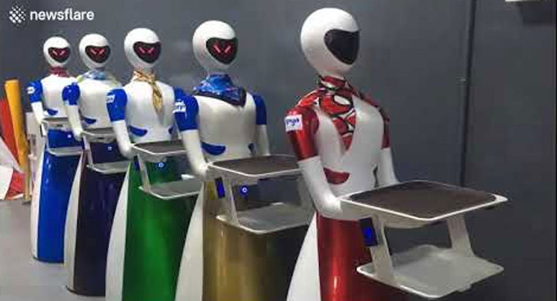 Xem dàn robot tận tình phục vụ khách tại nhà hàng