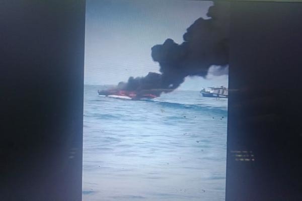 Ca nô cháy ngùn ngụt trên vịnh Nha Trang, 2 người bỏng nặng