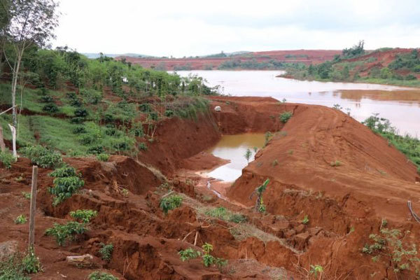 Dak Lak authorities vow to find cause of land collapse near aluminum factory