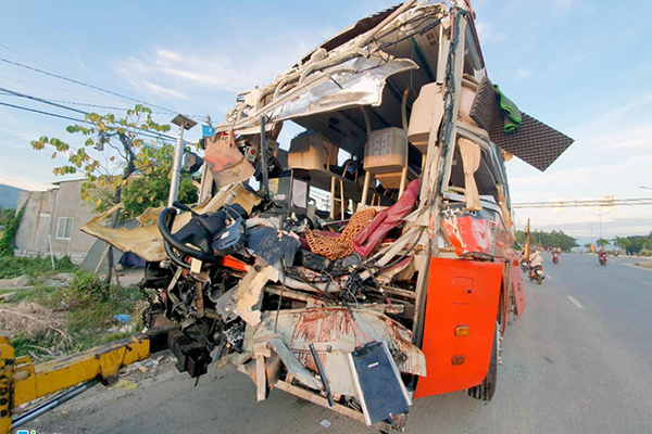 Khởi tố vụ xe Phương Trang tông ô tô giường nằm ở Khánh Hòa